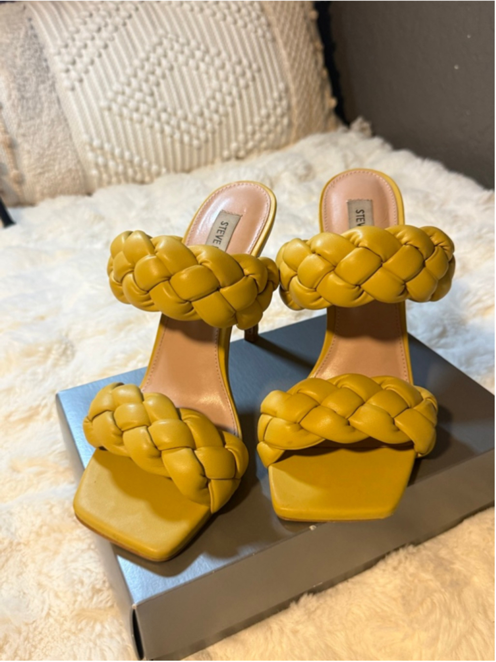 Preowned, Steve Madden Kenley heels in yellow citron , size 9